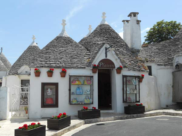 Các ngôi nhà ở ngôi làng Alberobello được gọi là trulli. Tất cả được dựng lên từ đá vôi, bùn đất và quét vôi trắng. Người dân không sử dụng vữa để kết dính các vật liệu.