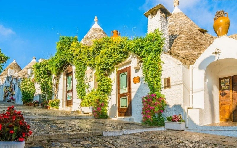 Đặc biệt, mái nhà hình vòm, hình nón hoặc kim tự tháp khiến những ngôi nhà ở làng Alberobello độc đáo hơn.