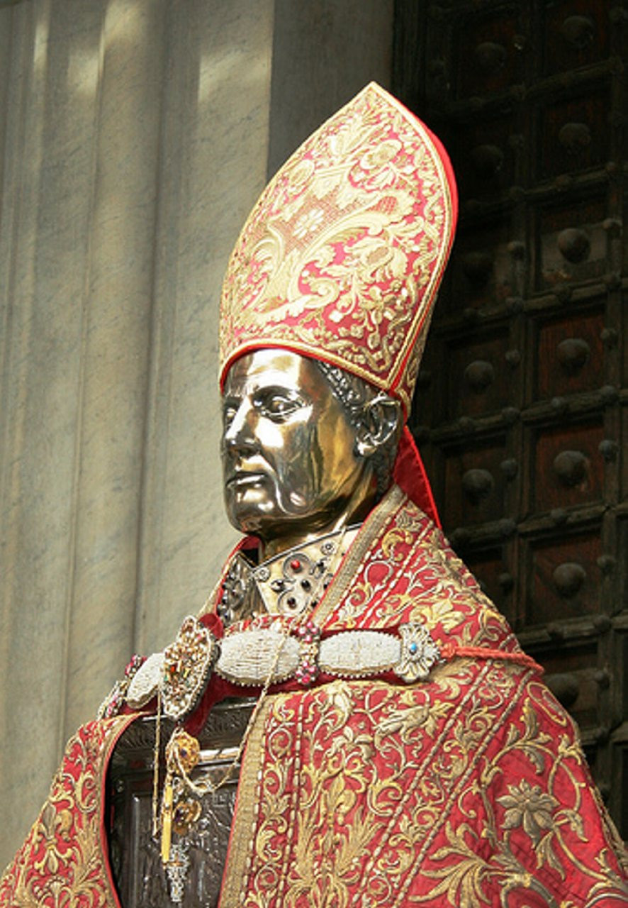 Tương truyền, một giáo dân tên Eusebia đã giữ lại máu của Januarius khi ông bị hành hình. Số máu này được cất vào trong một chiếc lọ.