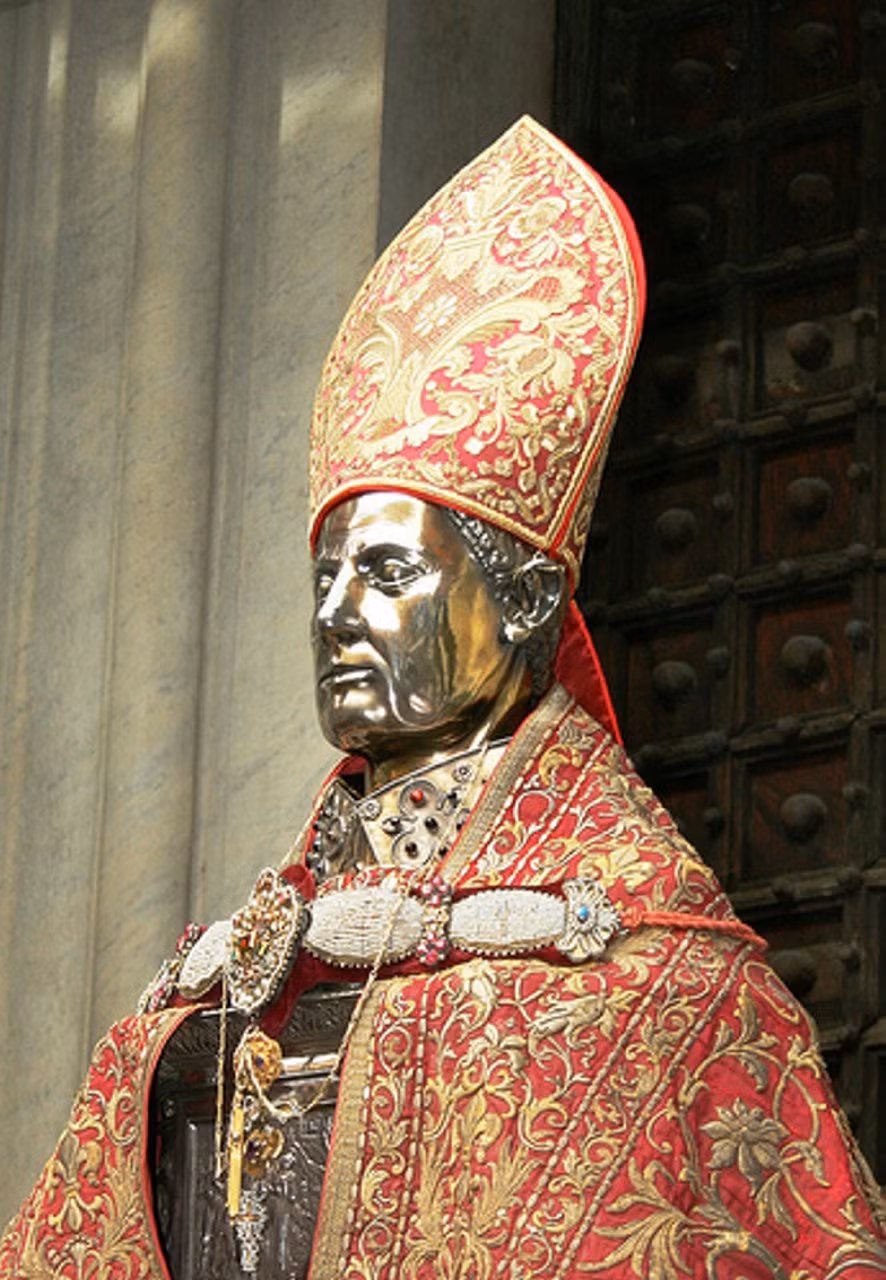 Tương truyền, một giáo dân tên Eusebia đã giữ lại máu của Januarius khi ông bị hành hình. Số máu này được cất vào trong một chiếc lọ.