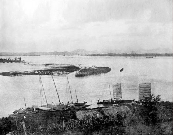 Cuộc sống của người dân Hàn Quốc ở miền sông nước. Những chiếc thuyền này được người dân dùng để đánh bắt cá hoặc vận chuyển hàng hóa giữa các địa phương lân cận.