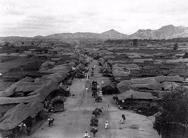 Những ngôi nhà gỗ của người dân ở Seoul nằm san sát nhau.