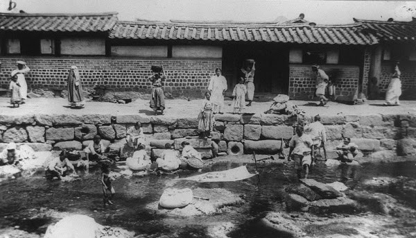 Một số phụ nữ ở Seoul giặt giũ quần áo tại một con sông.