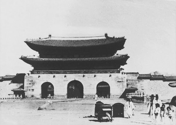 Trẻ em vui đùa trước một công trình cổ kính ở Seoul cuối thế kỷ 19.