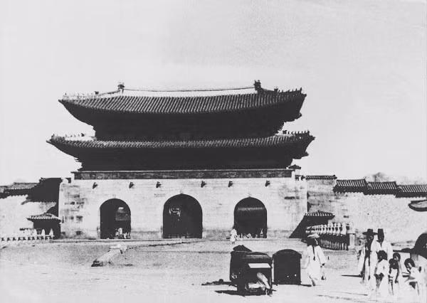 Trẻ em vui đùa trước một công trình cổ kính ở Seoul cuối thế kỷ 19.