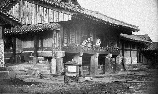 Một chiếc kiệu gỗ được đặt trước ngôi nhà ở Seoul cuối thế kỷ 19.