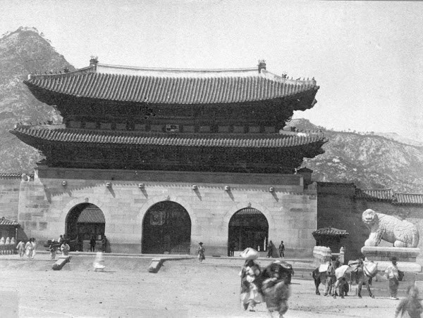 Người dân ở Seoul cuối thế kỷ 19 sử dụng ngựa để vận chuyển hàng hóa.