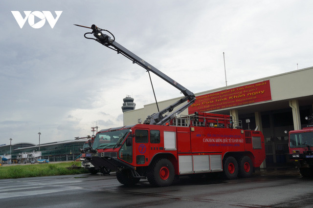 OSHKOSI STRIKER 3000 HDRET có gắn mũi khoan và vòi phun dùng để khoan vào thân máy bay để khống chế đám cháy trong khoang hành khách.