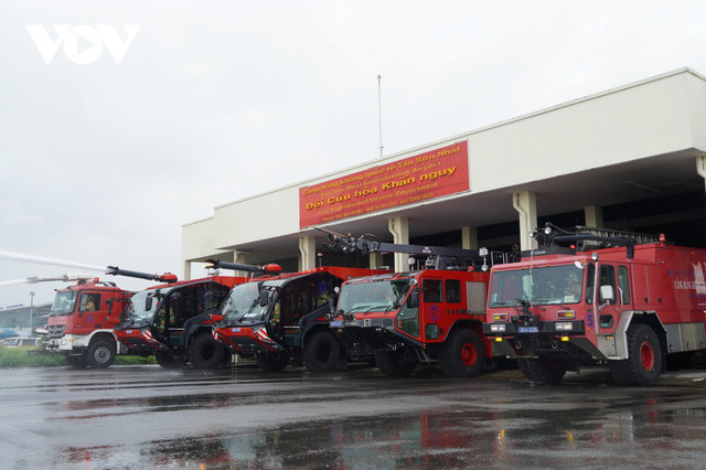  Dàn xe đặc chủng chữa cháy, xử lý tình huống khẩn nguy tại Cảng hàng không quốc tế Tân Sơn Nhất TPHCM,