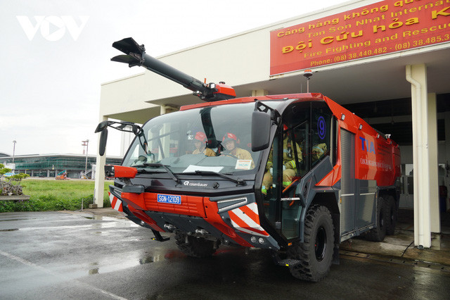  Xe chữa cháy đặc chủng Phanther PA146 sử động cơ VOLVO TAD 1662VE EURO 5 công xuất vòi phun nóc xe lên đến 9000L, phun xa đến 100m.