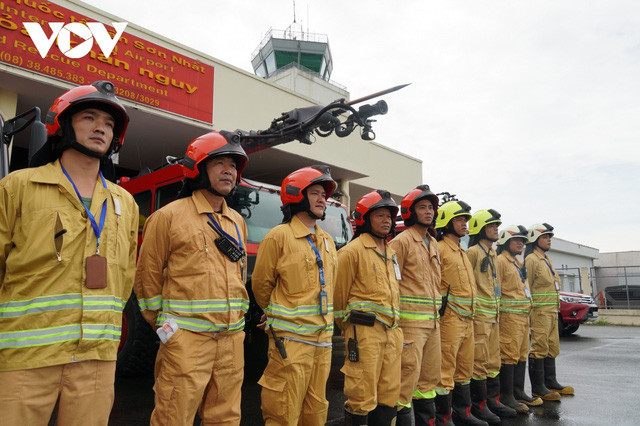 Đội chữa cháy khẩn nguy Cảng hàng không quốc tế Tân Sơn Nhất biên chế khoảng 60 người phải đảm nhiệm rất nhiều công việc đặc biệt, xuyên suốt với cường độ cao góp sức đảm bảo an toàn cho mỗi chuyến bay.