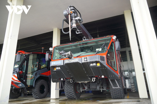 Để chủ động xử lý các tình huống cháy nổ khẩn nguy, tại sân bay Tân Sơn Nhất còn được trang bị xe đặc chủng OSHKOSI STRIKER 3000 HDRET.