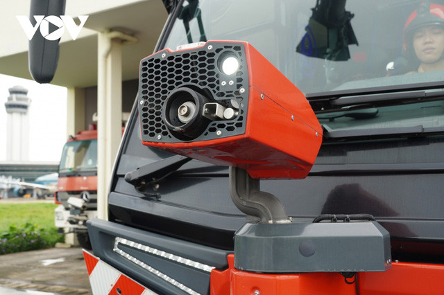 Phanther PA146 còn có monitor mũi xe, công xuất phun 1500L/phút xa 65m.