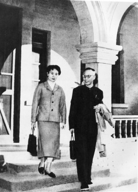 Vào ngày 1/7/1917, Phổ Nghi nghe theo lời Trương Huân tuyên bố phục hồi đế chế, khôi phục niên hiệu Tuyên Thống. Thế nhưng, ông chỉ ngồi trên ngai vàng được 12 ngày rồi lại thoái vị. Nguyên do là Trương Huân thất bại, Phổ Nghi mất chỗ dựa.