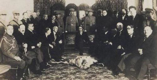 Dù là một tù binh nhưng Phổ Nghi vẫn nhận được sự đối xử đặc biệt. Ông có người phục vụ chăm sóc từ bữa ăn cho đến kiểm tra sức khỏe. Chính phủ Liên Xô cũng cung cấp nhiều cuốn sách để Phổ Nghi đọc.