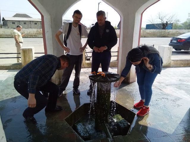 Đất nước Azerbaijan hấp dẫn du khách với một dòng suối "thần" có tên gọi là Yanar Bulag. Nghĩa đen của con suối này là dòng suối bốc cháy.