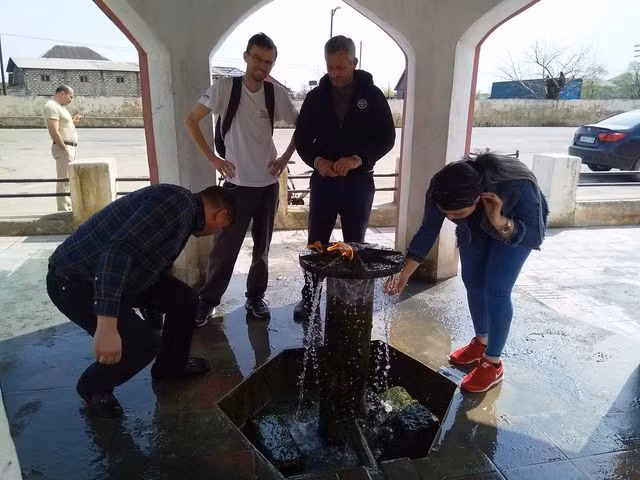 Đất nước Azerbaijan hấp dẫn du khách với một dòng suối "thần" có tên gọi là Yanar Bulag. Nghĩa đen của con suối này là dòng suối bốc cháy.