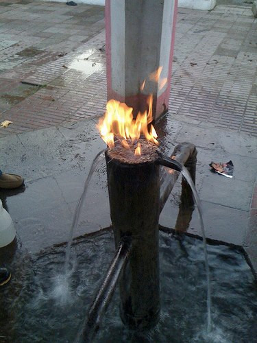 Theo các chuyên gia, lý do khiến nước suối Yanar Bulag bốc cháy vì trong nước có chứa hàm lượng mê tan (methane) cao.