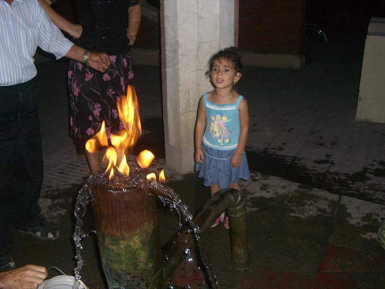 Chính vì vậy, suối Yanar Bulag ngày càng trở nên nổi tiếng và được du khách trong nước cũng như quốc tế tìm đến để tận mắt chứng kiến hiện tượng kỳ thú.