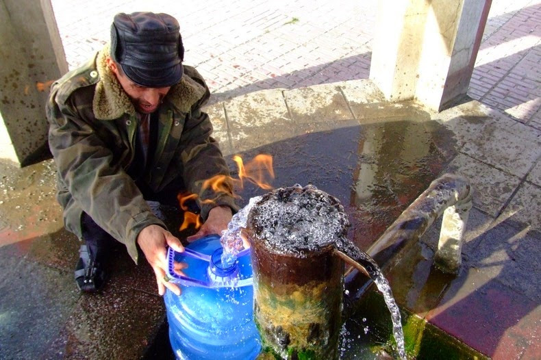 Mặc dù có lượng mê tan lớn nhưng nước suối Yanar Bulag hoàn toàn an toàn và có thể uống được. Vì vậy, người dân địa phương lấy nước suối về sử dụng trong sinh hoạt hàng ngày như pha trà, nấu nướng.