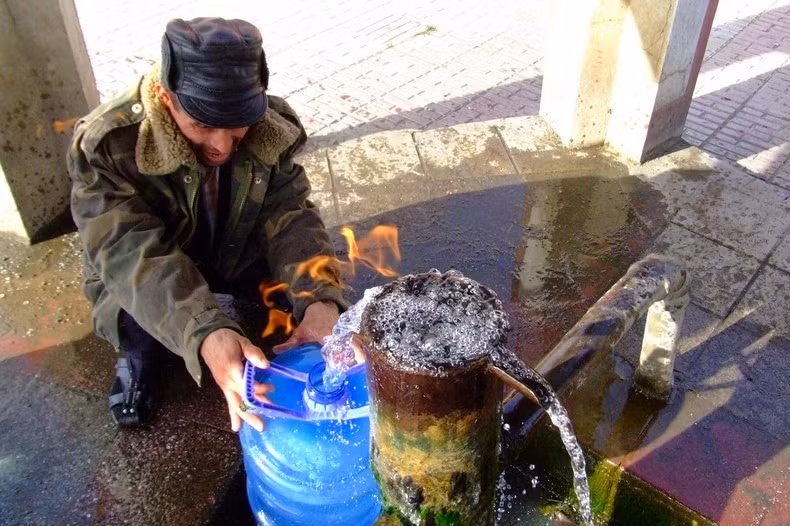 Mặc dù có lượng mê tan lớn nhưng nước suối Yanar Bulag hoàn toàn an toàn và có thể uống được. Vì vậy, người dân địa phương lấy nước suối về sử dụng trong sinh hoạt hàng ngày như pha trà, nấu nướng.