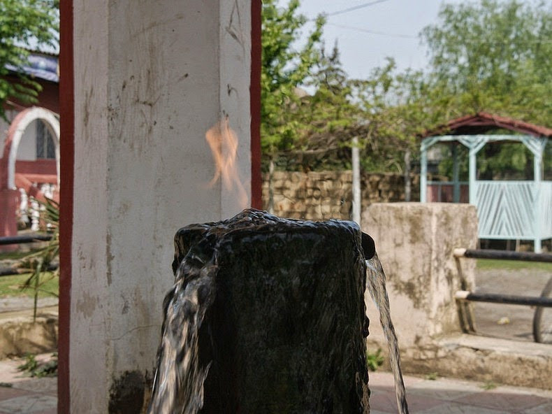 Vào những năm 1970, một người đàn ông bản địa tình cờ phát hiện nước suối Yanar Bulag có khả năng bắt lửa trong thời gian ngắn.