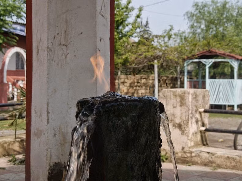 Vào những năm 1970, một người đàn ông bản địa tình cờ phát hiện nước suối Yanar Bulag có khả năng bắt lửa trong thời gian ngắn.