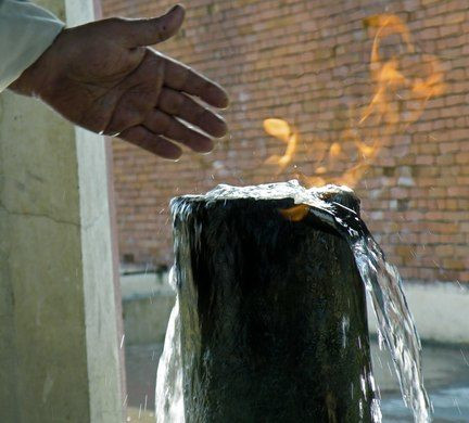 Nước suối Yanar Bulag được dẫn từ lòng đất để chảy vào một ống kim loại thẳng đứng đặt trong một tòa nhà mái vòm. Một hiện tượng kỳ thú xảy ra khi con người châm lửa vào bề mặt nước.