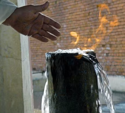 Nước suối Yanar Bulag được dẫn từ lòng đất để chảy vào một ống kim loại thẳng đứng đặt trong một tòa nhà mái vòm. Một hiện tượng kỳ thú xảy ra khi con người châm lửa vào bề mặt nước.