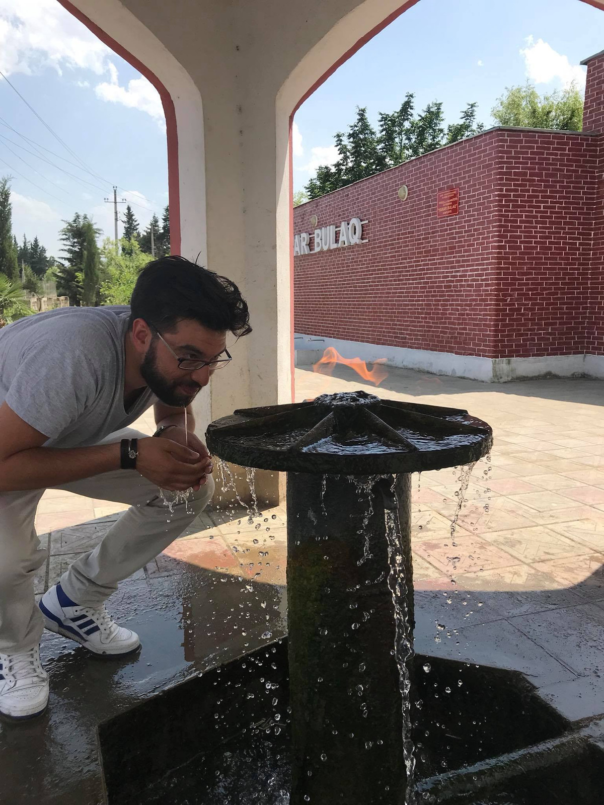 Thậm chí, một số người dân địa phương còn tin rằng nước suối Yanar Bulag có khả năng chữa lành bệnh tật. Trong số này có việc người dân truyền tai nhau thông tin uống nước lấy từ suối Yanar Bulag có thể cải thiện tiêu hóa.