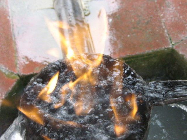 Theo đó, khi lửa tiếp xúc với nước sẽ xảy ra hiện tượng bốc cháy với thời gian ngắn, khoảng 5 - 10 giây.