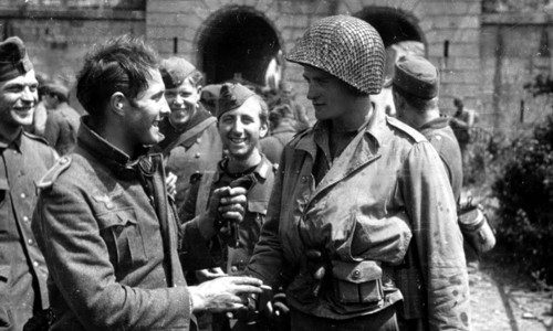 Đây là lần đầu tiên và duy nhất binh lính Mỹ và Đức cùng một phe trong cuộc chiến giải cứu các tù nhân tại lâu đài Itter. Chiến dịch thành công và trở thành một trong những sự kiện đặc biệt nhất Thế chiến 2.