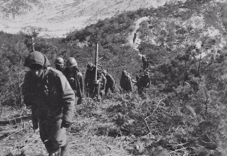 Theo đó, các tù nhân cùng lính Đức do Schrader chỉ huy chiếm quyền kiểm soát lâu đài và chờ lực lượng đồng minh đến tiếp viện. Trong bối cảnh đó, một sư đoàn quân SS của Đức quốc xã chuẩn bị tiến vào lâu đài để chiếm lại quyền kiểm soát.