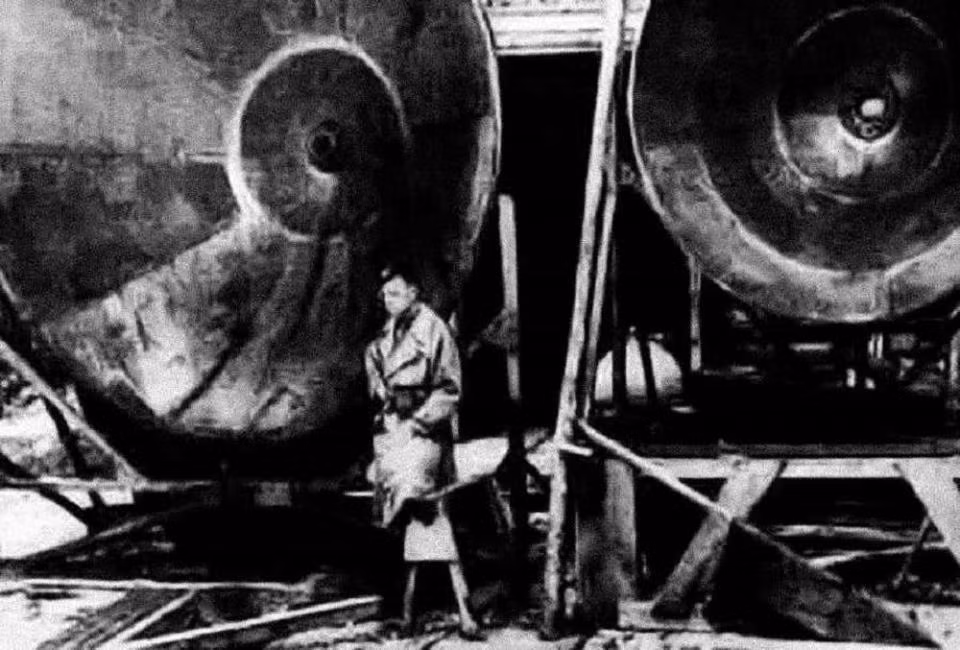 Pháo âm thanh là một vũ khí đặc biệt của Đức quốc xã. Các nhà khoa học làm việc cho Hitler nảy ra ý tưởng dùng âm lượng lớn để gây sát thương cho quân Đồng minh.