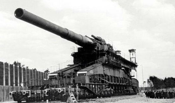 Chính quyền trùm phát xít Hitler chi khoản tiền khổng lồ vào dự án chế tạo siêu pháo Schwerer Gustav. Theo thiết kế, vũ khí này nặng tới 1.350 tấn và dài 47,3m. Schwerer Gustav có nòng pháo đường kính lên đến 800 mm và chiều dài nòng pháo là 32,5m. Vũ khí được Hitler đặt nhiều kỳ vọng chiến thắng quân Đồng minh trang bị 2 loại đạn.