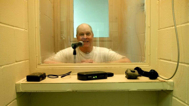 Gã tội phạm Russell ngồi tù từ năm 1992. Khi ấy, y thụ án vì tội gian lận bảo hiểm. 4 tháng sau khi ngồi tù, Russell đóng giả bảo vệ để vượt ngục.