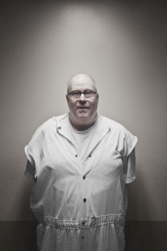 Sinh năm 1957 tại North Carolina, Mỹ, Steven Jay Russell tên tội phạm nguy hiểm, luôn tìm cách thực hiện vượt ngục tại nhà tù Texas. Hắn thực hiện 3 cuộc vượt ngục trong vòng 5 năm.