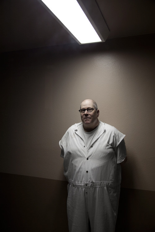 Sau khi bị bắt lại, Russell lại tiếp tục trốn tù. Sau khi trốn trại, hắn đóng giả thẩm phán để giảm mức tiền bảo lãnh cho bản thân trước khi trốn sang Florida.