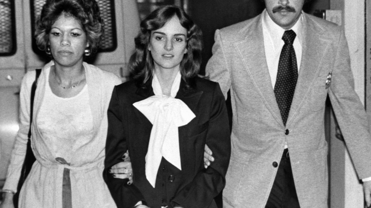 Theo đó, nhóm tội phạm tiếp tục yêu cầu giới chức trách đổi con tin bằng việc thả 2 thành viên của băng nhóm đang bị bắt giữ. Yêu cầu trao đổi này bị giới chức trách từ chối.