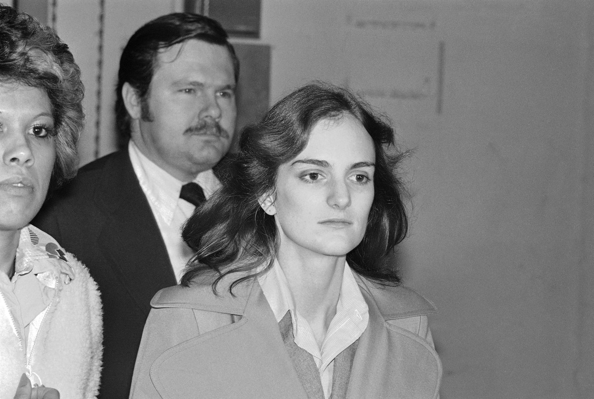 Với mong muốn nhanh chóng đưa Patty về nhà sớm và an toàn, gia đình làm theo yêu cầu của bọn bắt cóc. Thế nhưng, sau khi làm xong yêu cầu, nhóm bắt cóc vẫn không thả Patty.