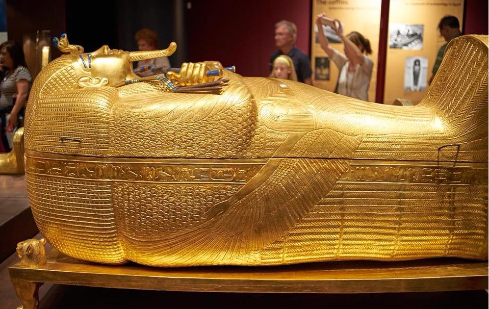 Tháng 11/1922, lăng mộ của pharaoh Tutankhamun (còn được biết đến với tên gọi vua Tut) được phát hiện tại Thung lũng các vị vua, Ai Cập. Tutankhamun được xem là vị vua nổi tiếng nhất Ai Cập cổ đại. Do vậy, cỗ quan tài chứa xác ướp vị vua này được xem là quan tài nổi tiếng nhất.