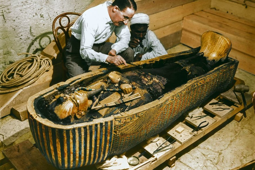Ba năm sau khi phát hiện lăng mộ, ngày 28/10/1925, các chuyên gia mở nắp quan tài pharaoh Tutankhamun.