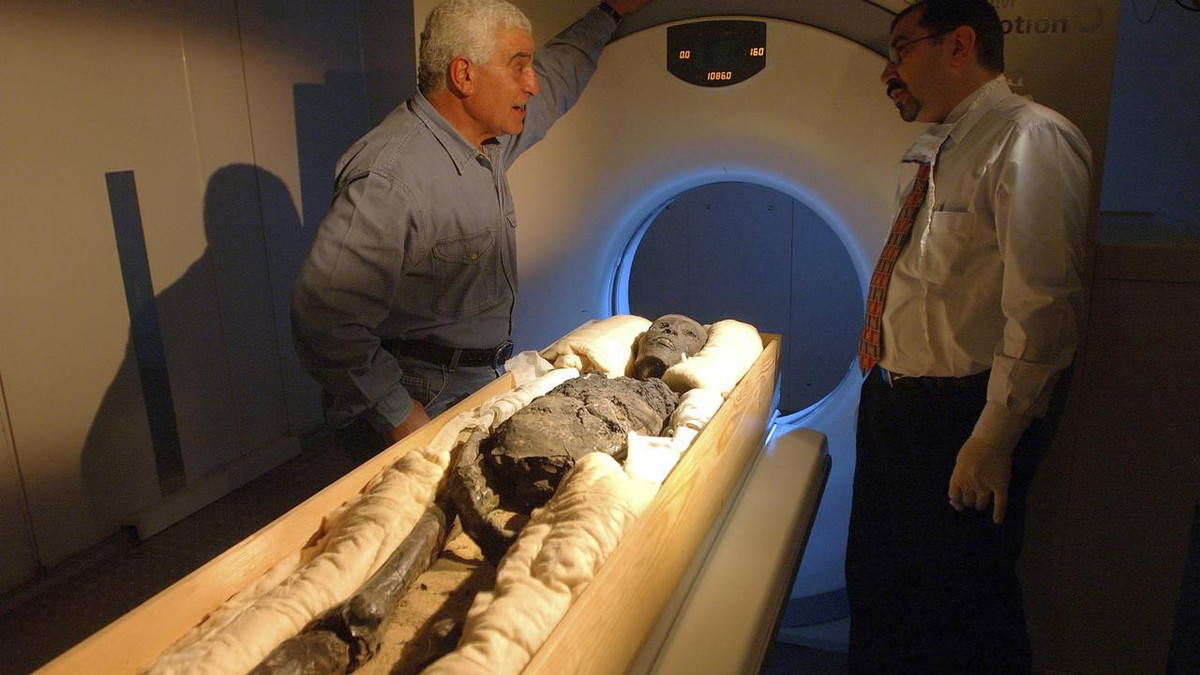 Khi mở toàn bộ lớp vải bọc xác ướp, các chuyên gia thực hiện một số kiểm tra và phát hiện Vua Tut được chôn cất không có trái tim (hoặc đồ tạo tác thay thế, được biết đến như đồ trang sức trái tim hình bọ hung).