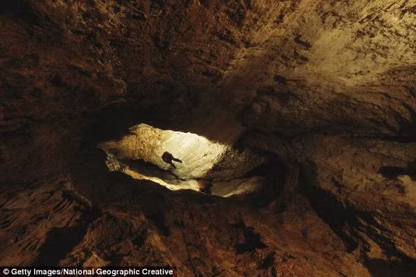 Tuy nhiên, độ sâu và sự phức tạp của hang động Krubera khiến các hoạt động của các nhà thám hiểm gặp nhiều khó khăn và thử thách.