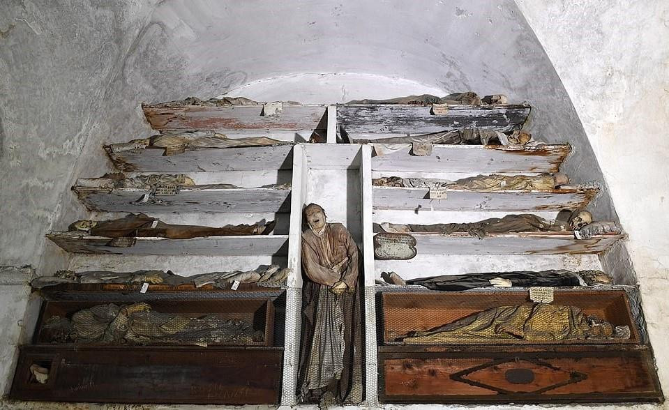 Hàng ngàn bộ hài cốt được sắp xếp trên các bức tường của tu viện tạo nên một cảnh tượng hãi hùng khiến những người yếu tim ớn lạnh.