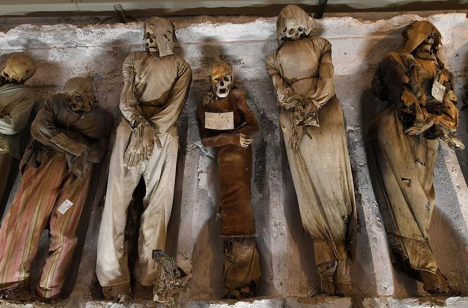 Gia đình của người chết trả tiền để thi thể người thân yên nghỉ tại tu viện Capuchin.