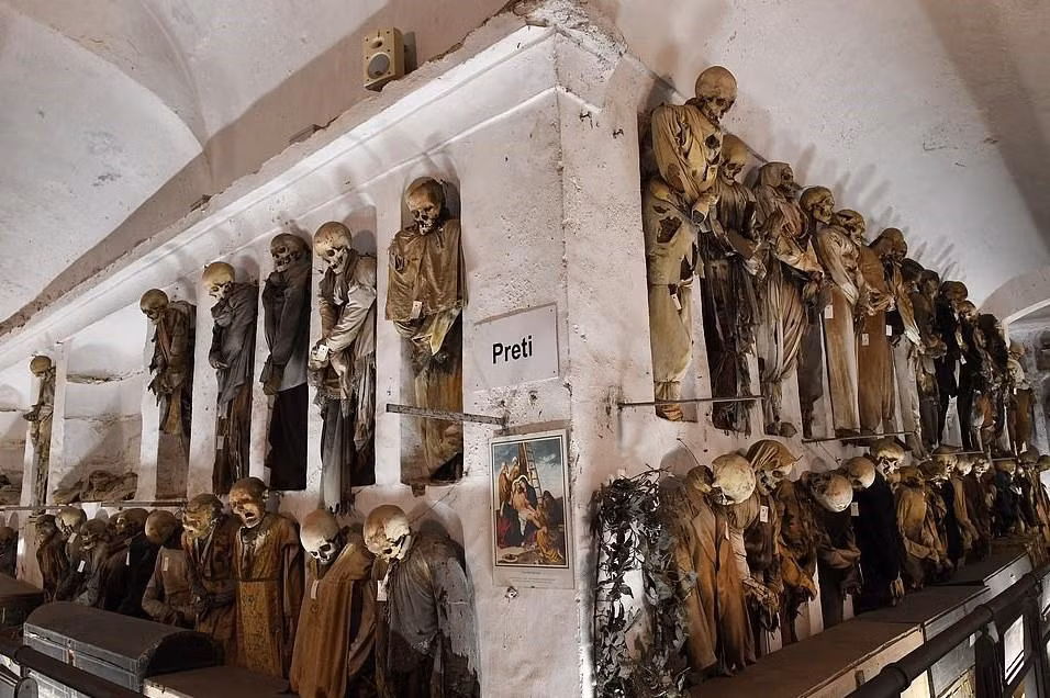 Được coi là " thánh địa" của người chết, tu viện Capuchin ở Palermo, Sicily được xây dựng vào thế kỷ 16. Kể từ khi đi vào hoạt động, nơi đây lưu giữ và bảo quản nhiều thi hài người quá cố.