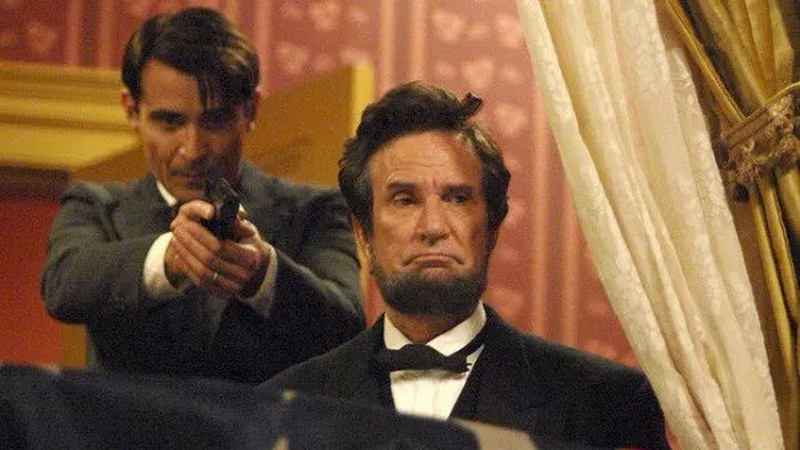 Vào ngày 14/4/1865, Tổng thống thứ 16 của Mỹ bị John Wilkes Booth ám sát bằng súng khi ông Lincoln đang cùng vợ xem kịch tại rạp hát Ford ở Washington, D.C.