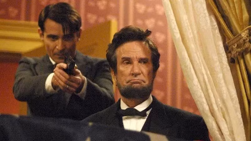 Vào ngày 14/4/1865, Tổng thống thứ 16 của Mỹ bị John Wilkes Booth ám sát bằng súng khi ông Lincoln đang cùng vợ xem kịch tại rạp hát Ford ở Washington, D.C.