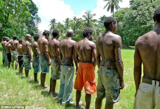 Những bậc trưởng bối trong bộ tộc Chambri thường dùng những vật sắc nhọn để khắc lên cơ thể nam giới.